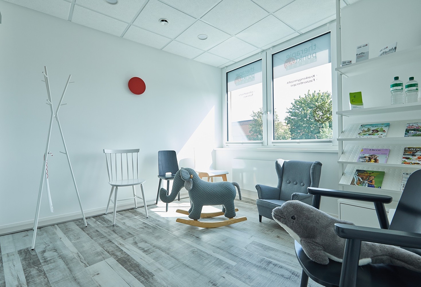 Wartezimmer mit Schaukelelefant