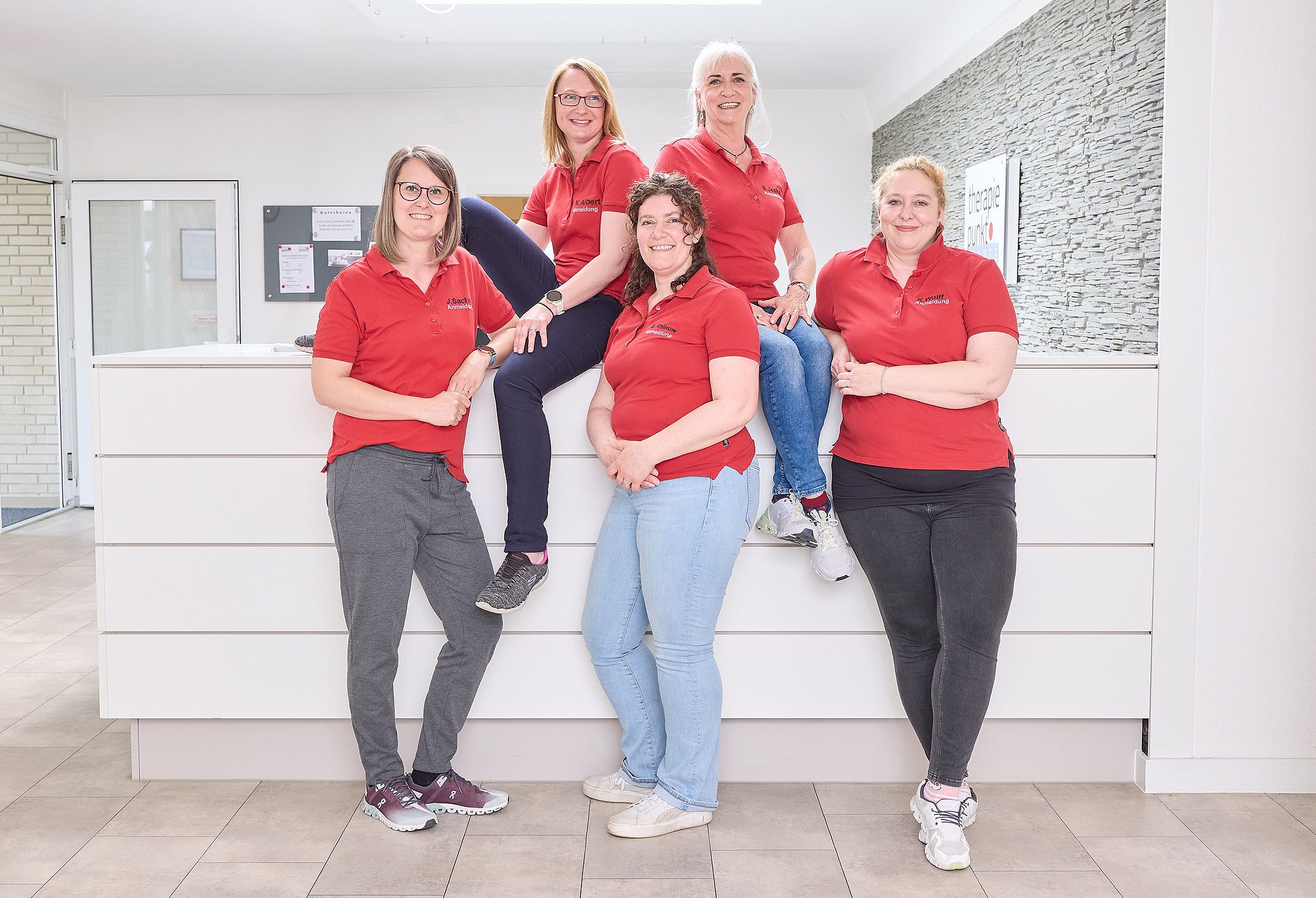 Das Anmedeteam, 5 Personen, 2 auf dem Tresen sitzend