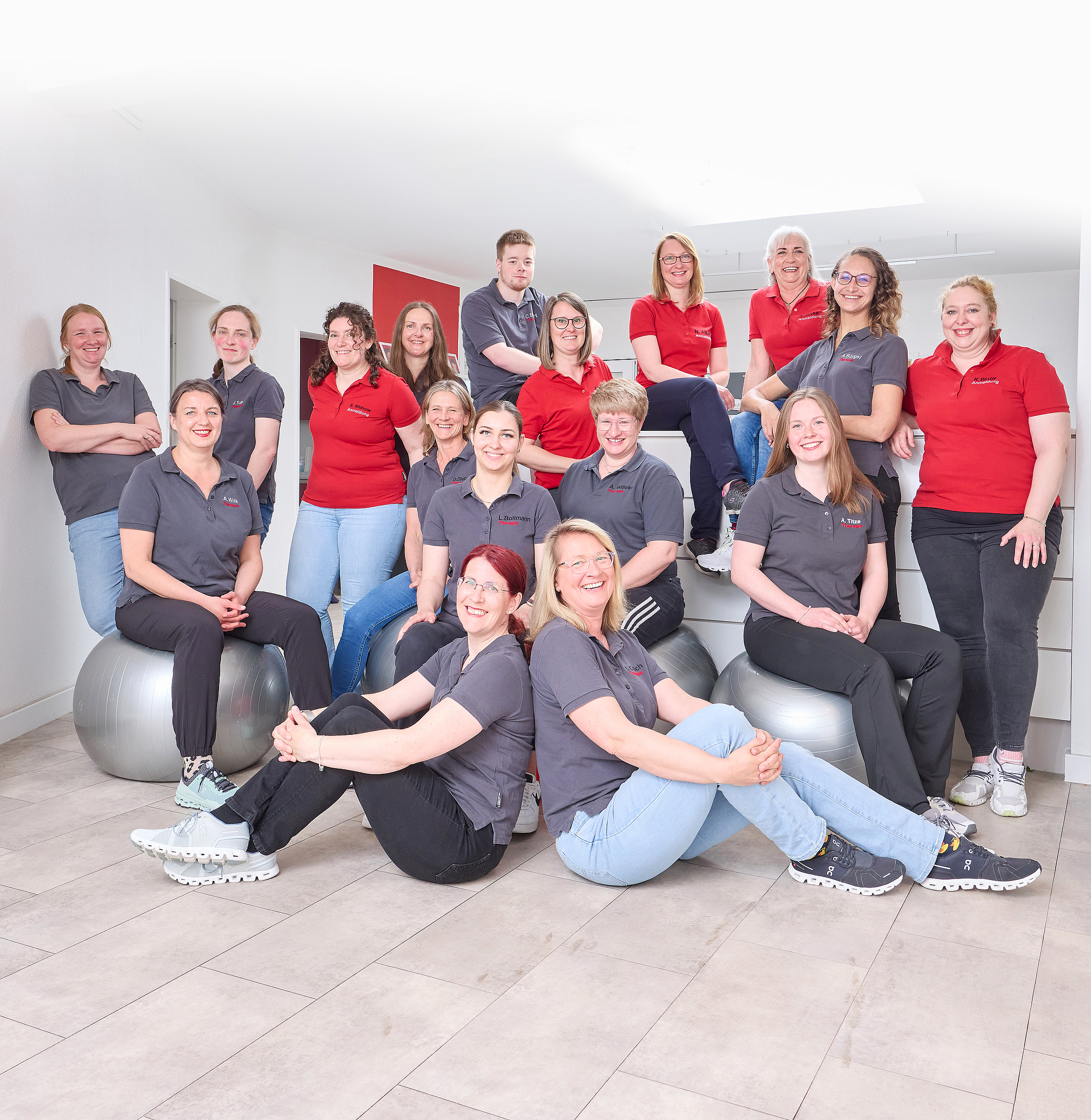 Das gesamte Team vom Therapiepunkt, auf dem Boden sitzen, stehend und auf dem Tresen, gesamt 17 Personen